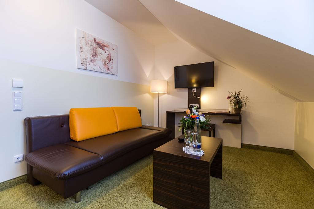 Arooma Hotel 3*